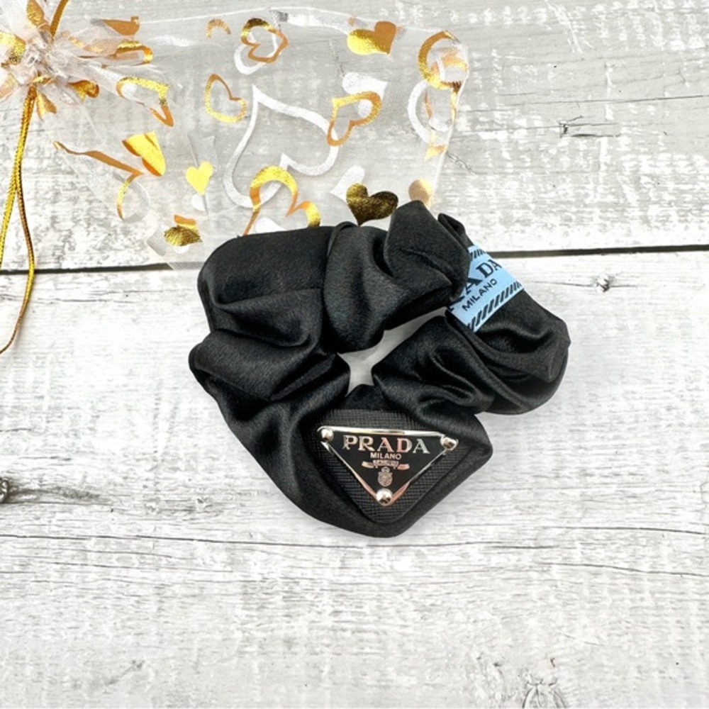 PRADA Re-Nylon Triangle logo hair scrunchie. Hair accessory. Black.